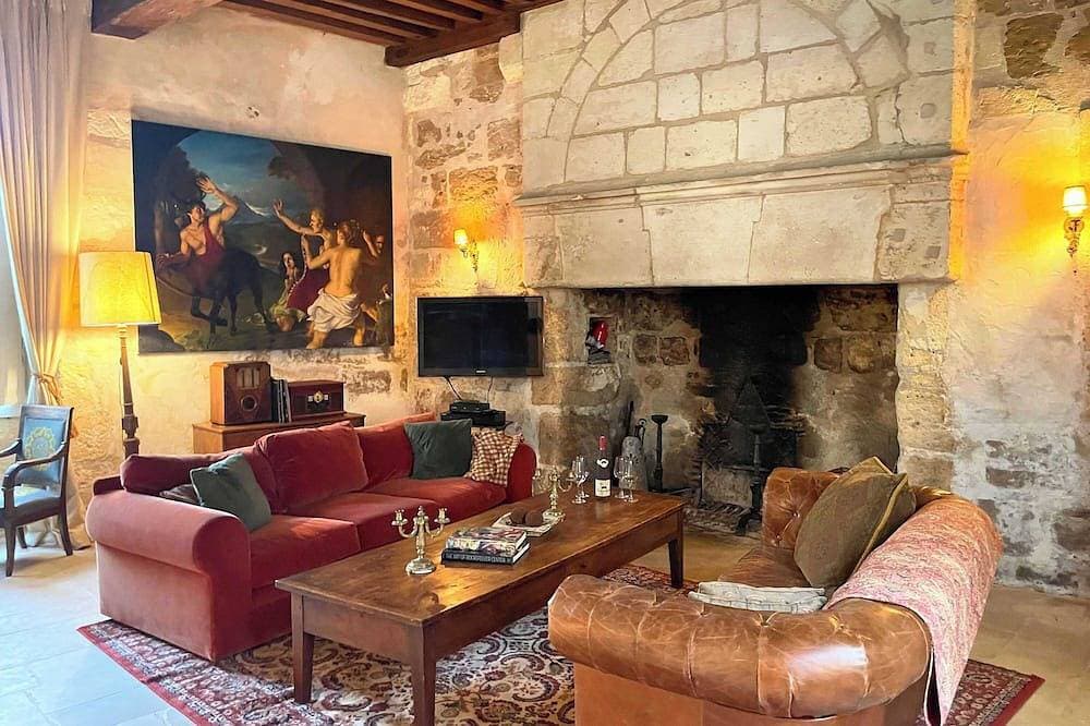 Foto 4 von 30: Elegant 14th-Century Château in Celles, Dordogne.