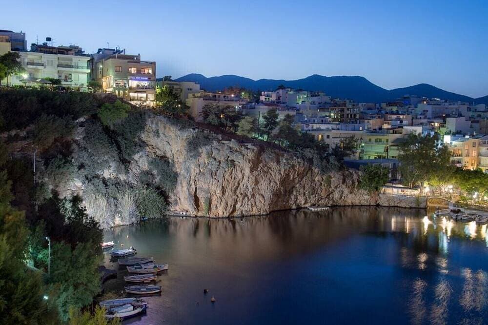 Foto 8 von 15: Über dem Himmel mit Blick auf den malerischen See von Agios Nikolaos