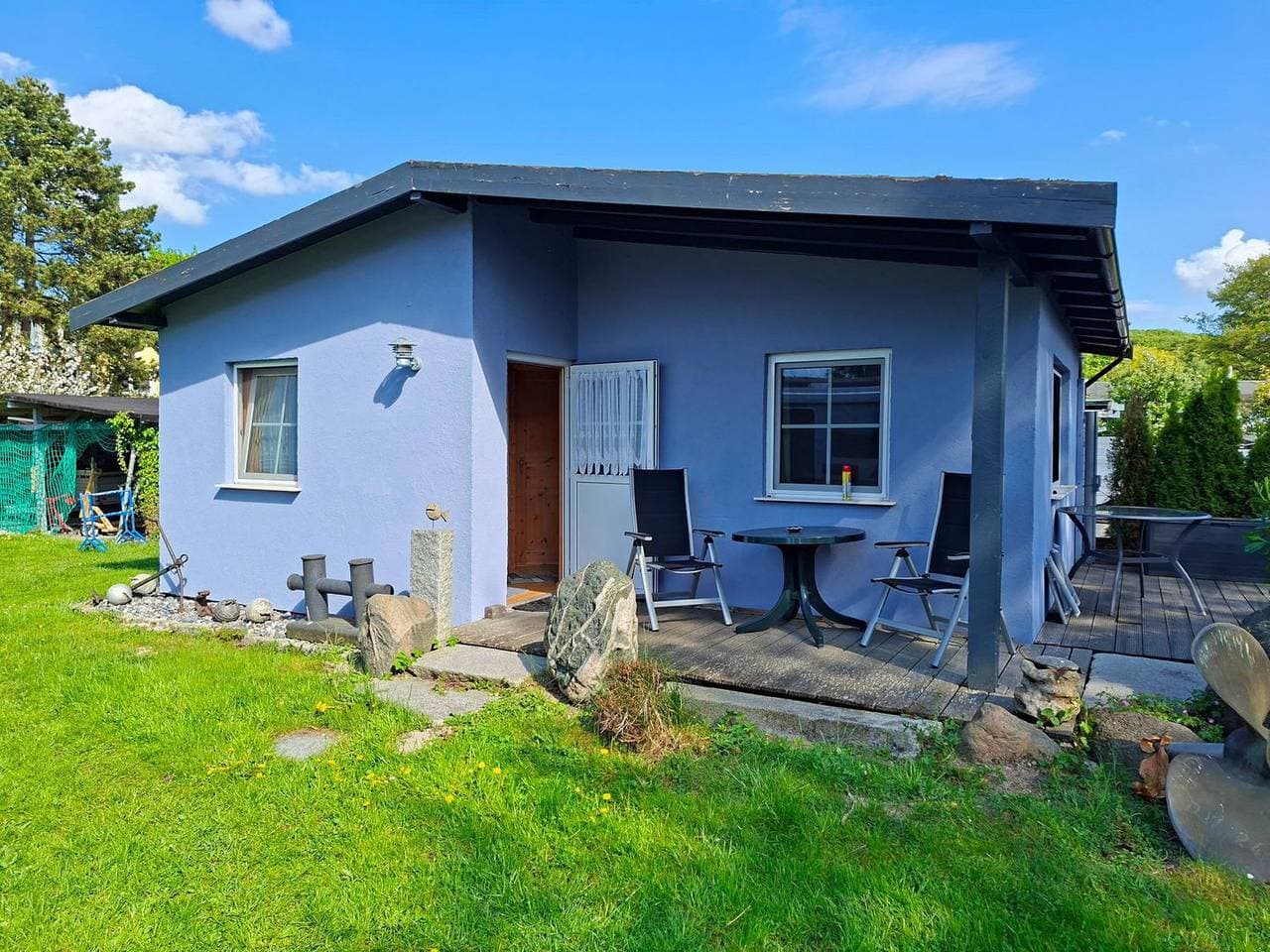 Kleines Ferienhaus für 2 Personen auf großem Grundstück in Binz 1