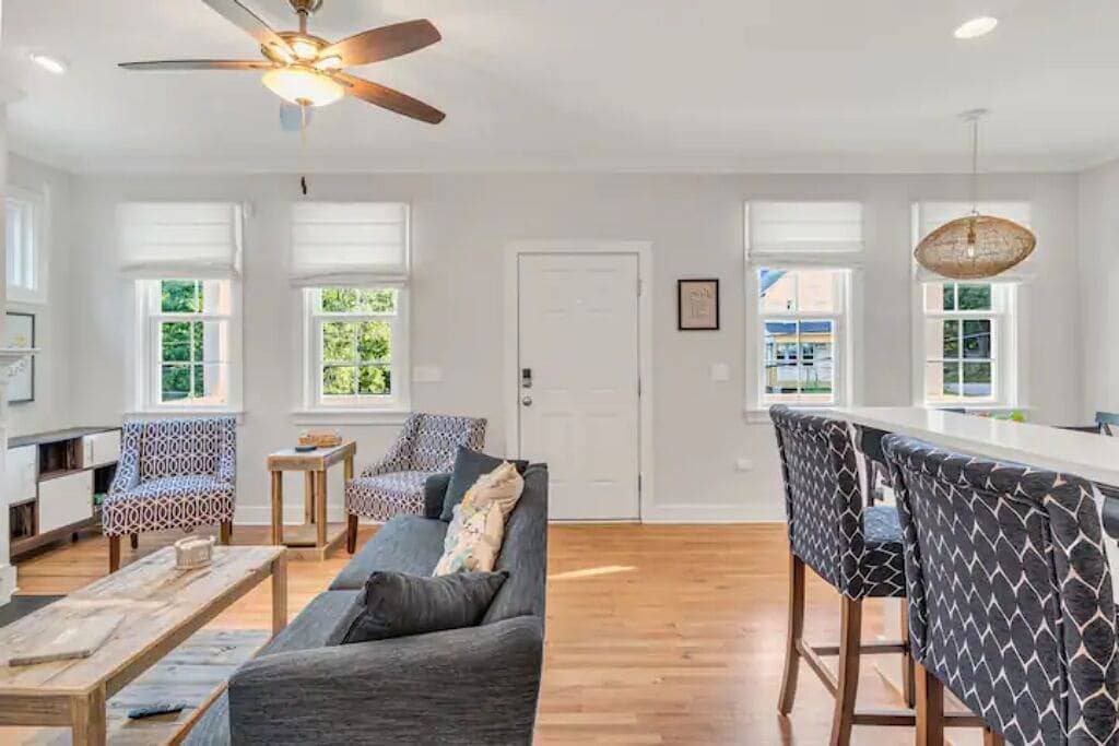 Foto 12 von 34: Cozy Sun Filled Home / Modern Villa Near Downtown