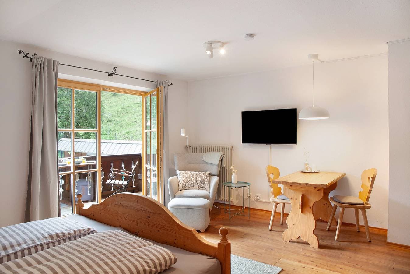 Foto 4 von 29: Einzimmerapartment 'Alpspitznest' mit Bergblick, Balkon und Wi-Fi