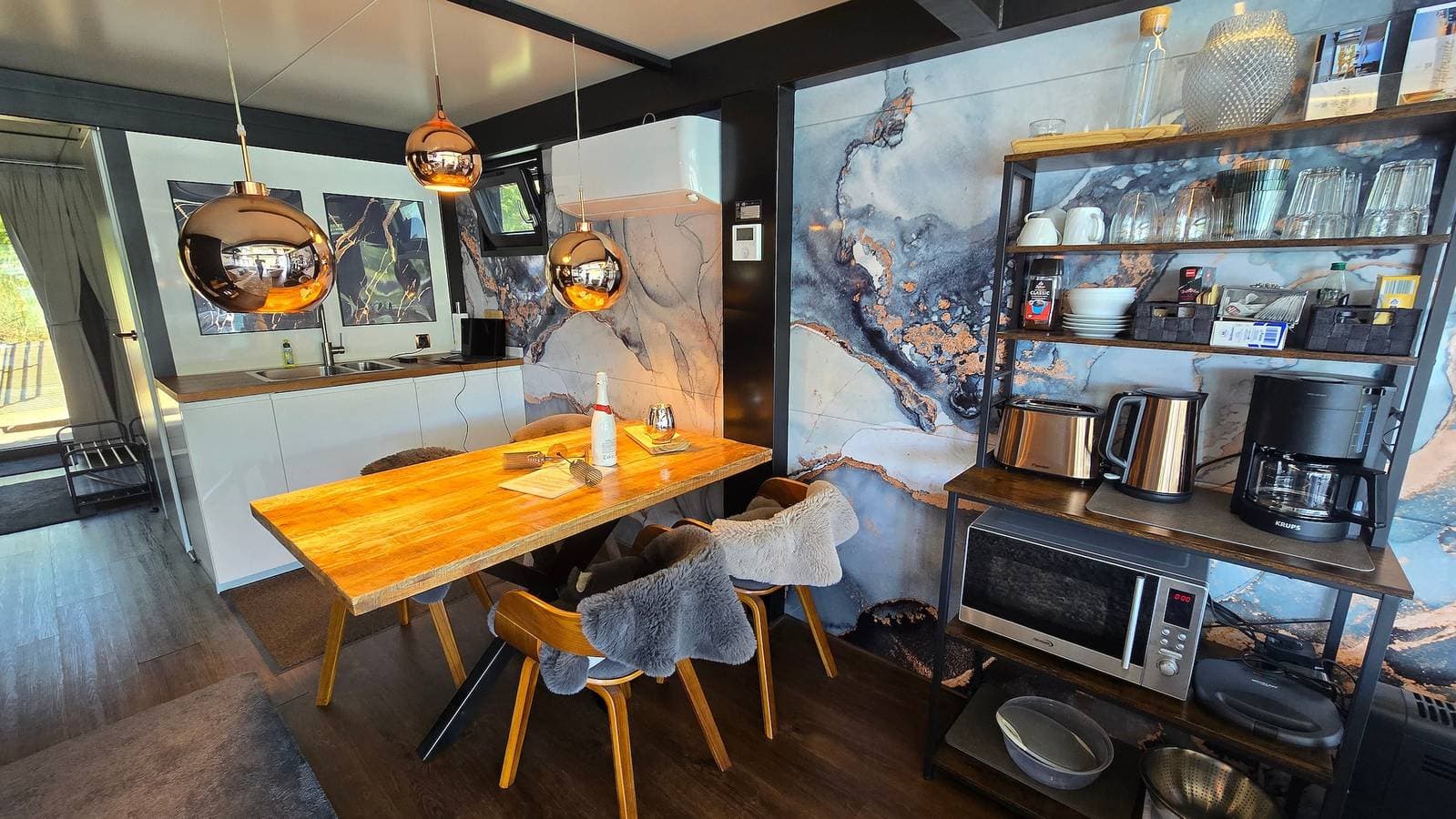 Foto 8 von 42: Hausboot 'Hafensuite Rügen' mit WLAN