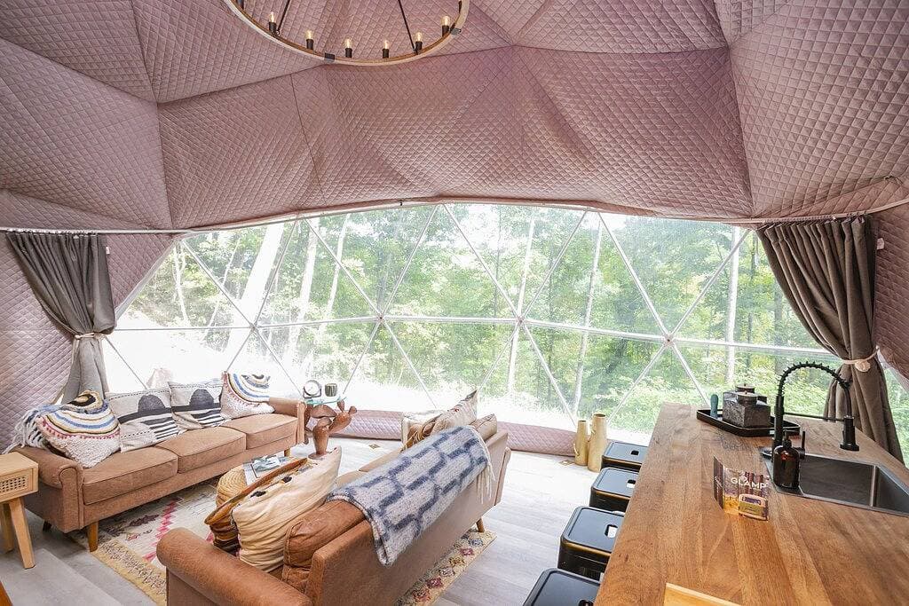 Foto 7 von 49: ➡️🛣️ Further up the Road Large Glamping Dome with Hot Tub, Fire Pit and Grill