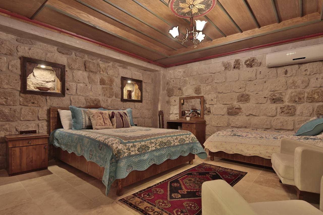 Foto 7 von 16: Deluxe Triple Stone Room with Courtyard View