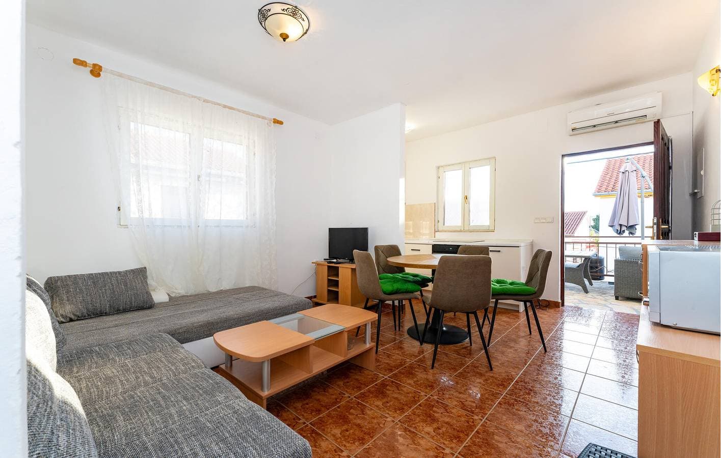 Foto 5 von 27: Gemütliche Ferienwohnung mit Terrasse in der Nähe der Küste und des Stadtzentrums in Donji Karin