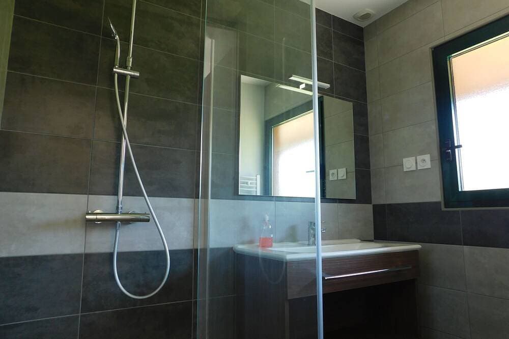 Foto 4 von 14: Berghütte-Ensuite mit Dusche-Gartenblick