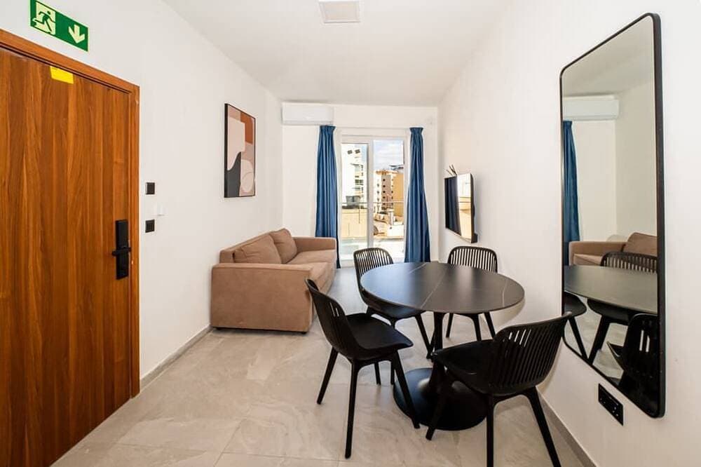 Foto 12 von 15: Cosy 1Br Apt In Qawra - Few steps from the sea