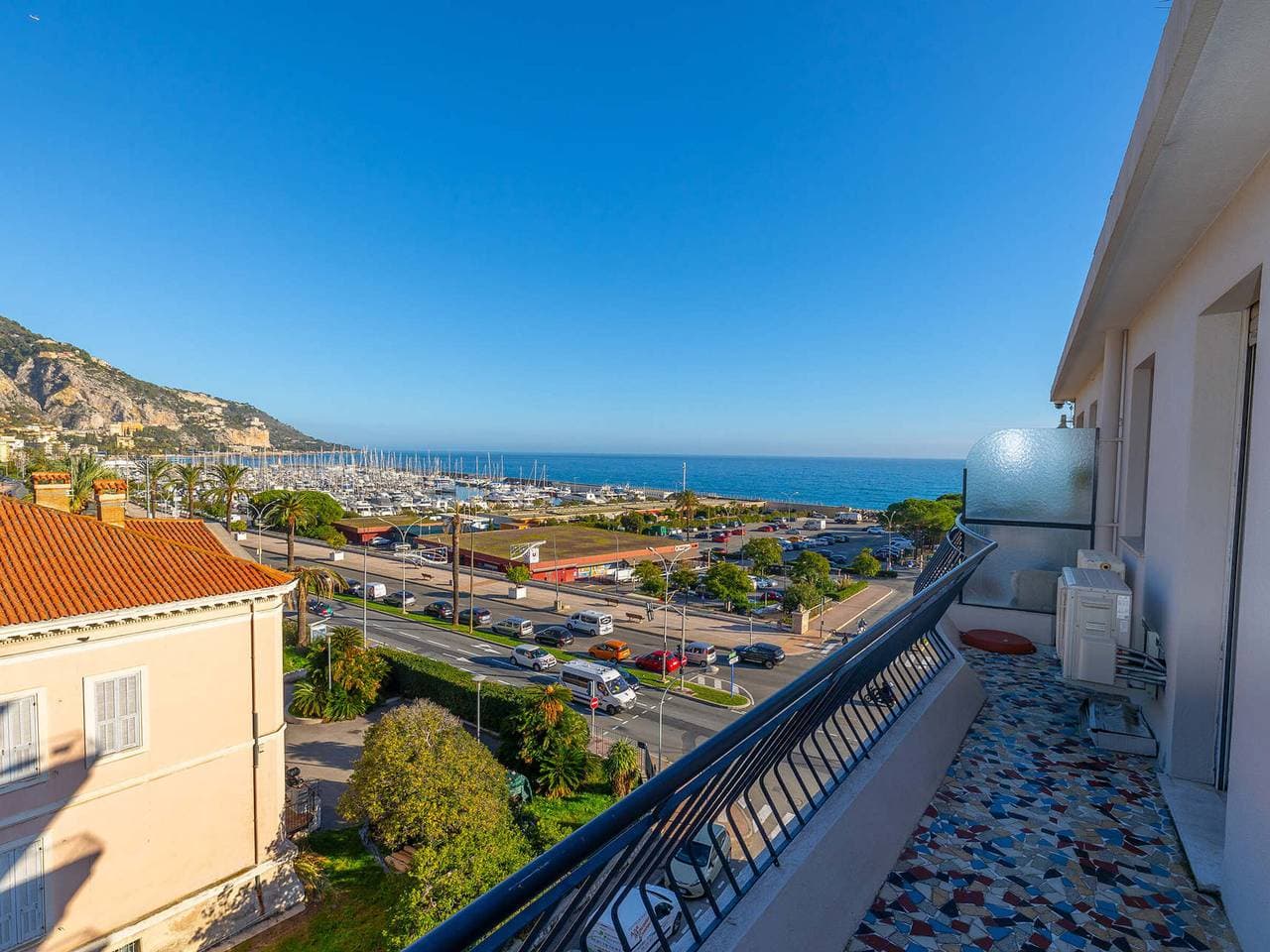 Ruhige 1 Zi-Wohnung renoviert mit Terrasse und WLAN in Menton 1