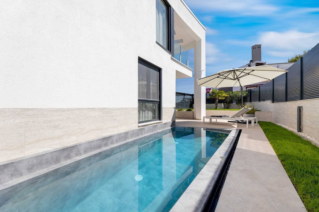 Foto 3 von 50: Moderne Villa Sarah mit beheiztem Pool & Meerblick
