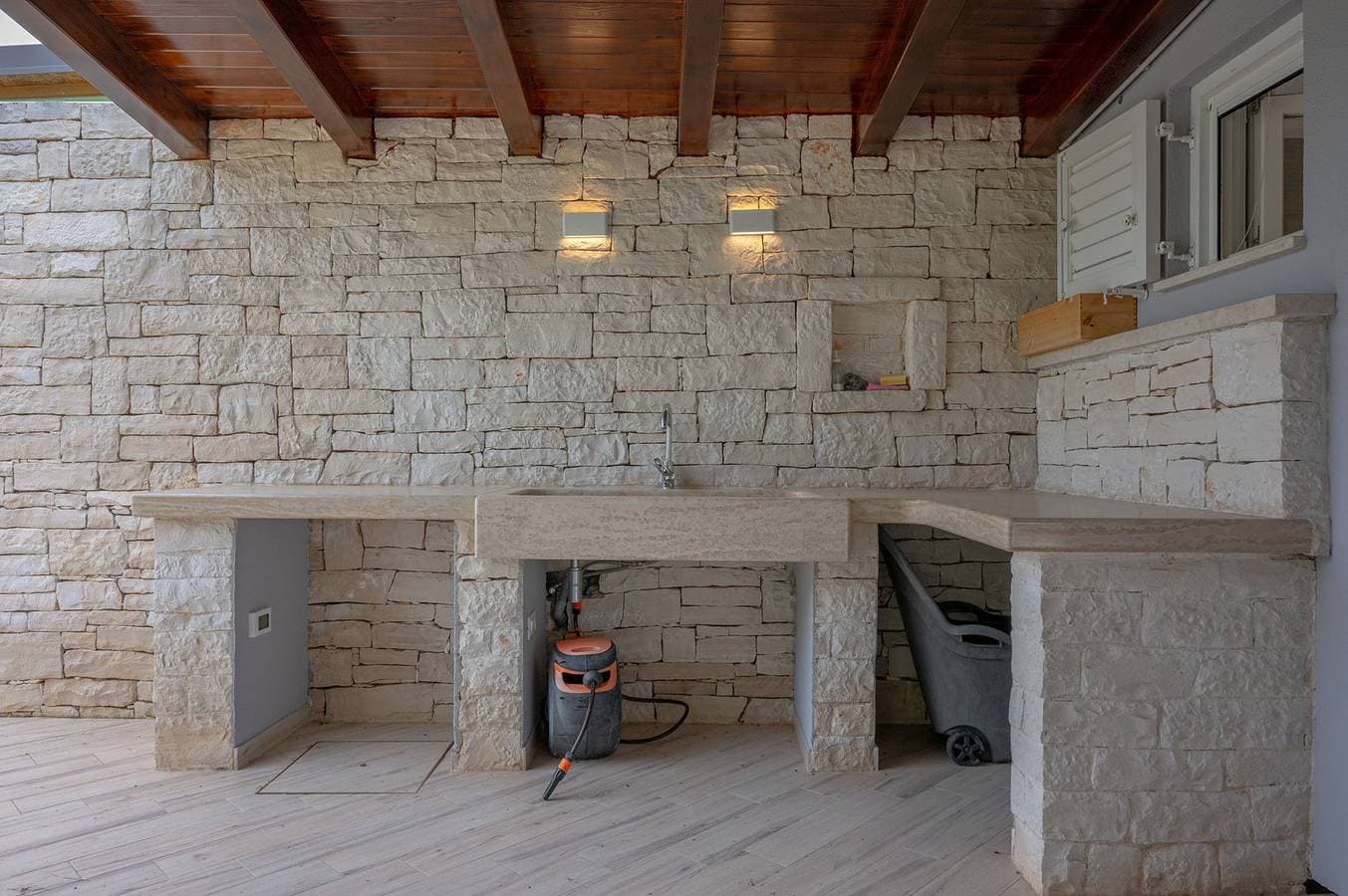 Foto 12 von 30: Peroj Terrace House by the sea