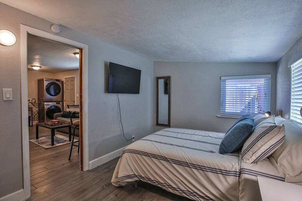 Foto 5 von 23: Modern private in desirable neighborhood