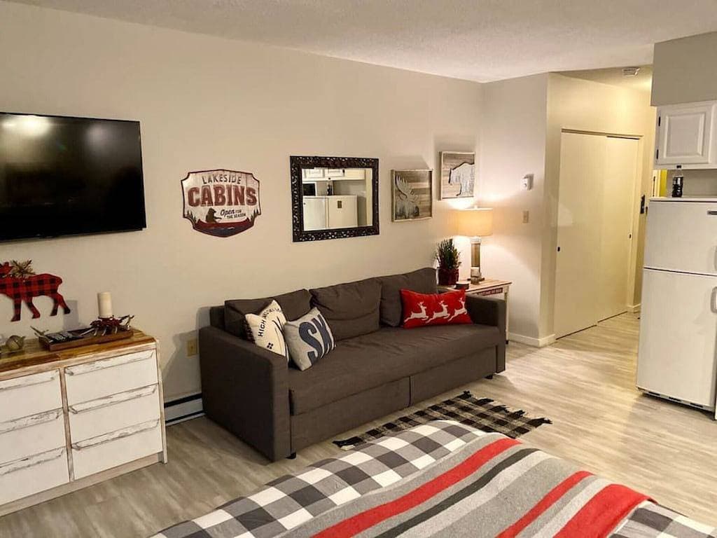 Foto 9 von 50: Cozy Studio | Private Balcony | Indoor Pool, Hot Tub & Game Room | Near Loon