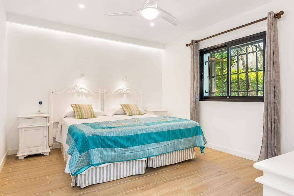 Foto 2 von 30: Experience a Banana Plantation house with \"really heated\" long pool. Solarium