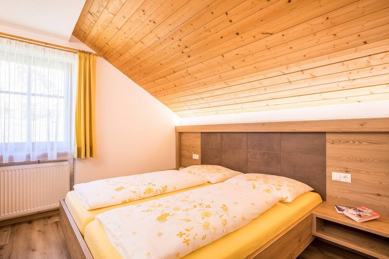 Foto 11 von 29: Ferienwohnung "Kuglerhof 2" mit Bergblick, WLAN, Balkon, Terrasse & Garten; haustierfreundlich