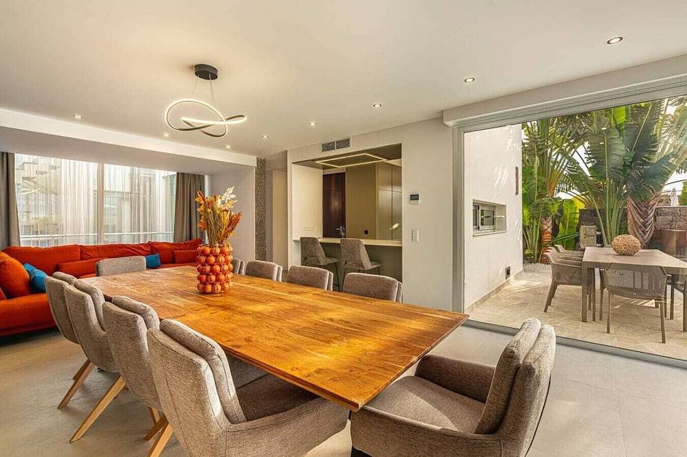 Prime location 5-bedroom villa, Playa Del Duque 1