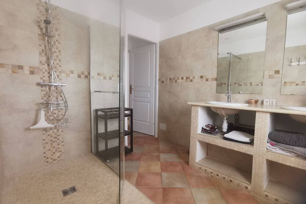 Foto 6 von 17: Spacious apartment near Lake Sainte-Croix, surrounded by truffle oaks.
