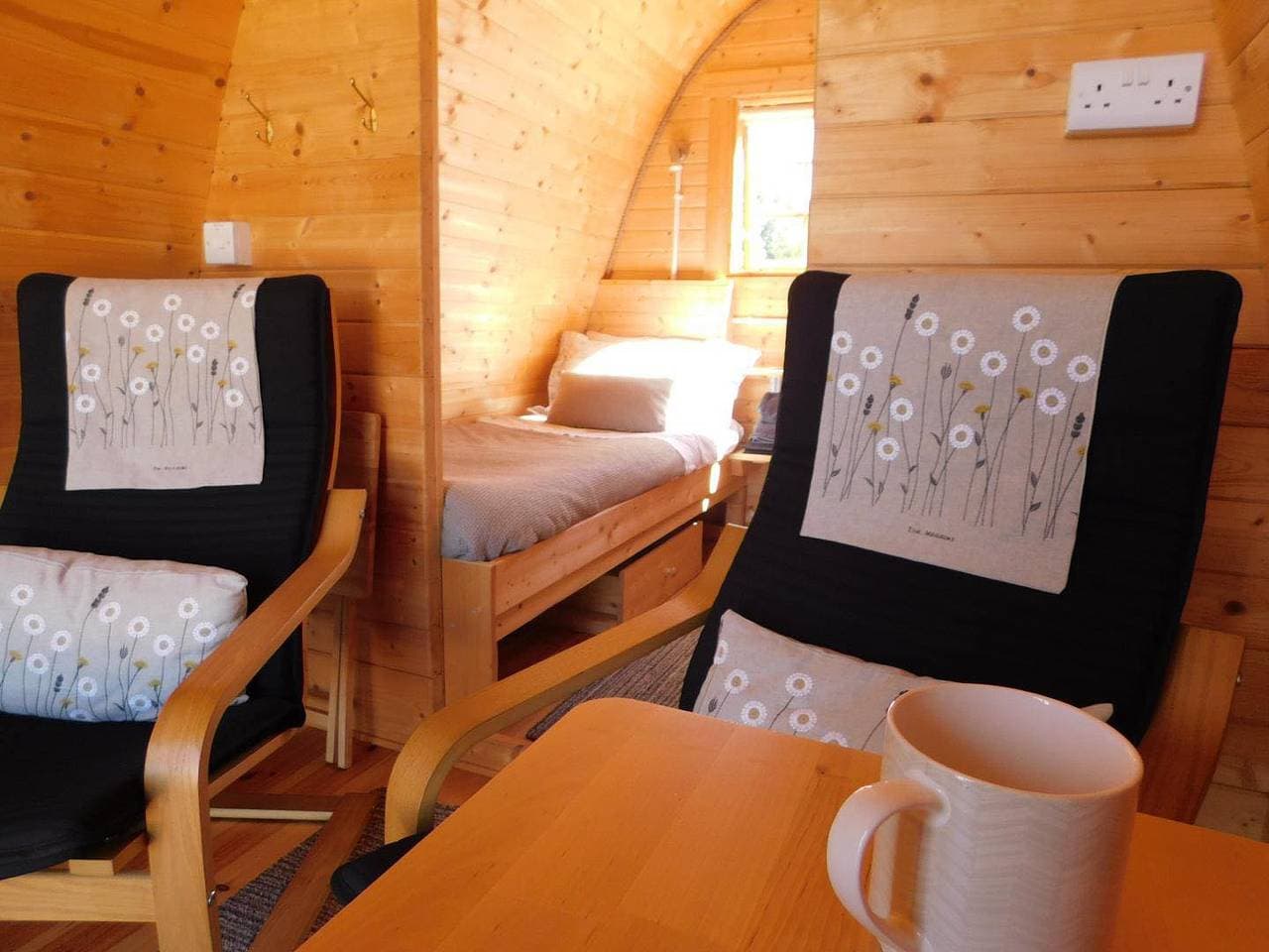 Foto 3 von 11: Blockhütte für 2 Personen mit Terrasse