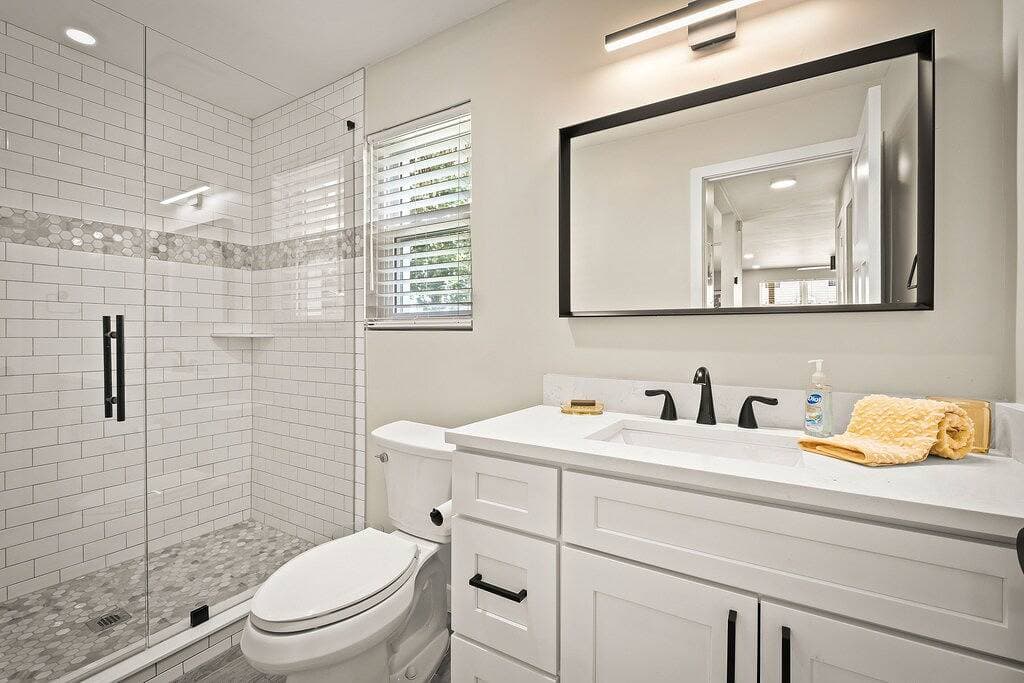 Foto 5 von 18: Modern 1-Bedroom Beachside Retreat Steps to the Beach