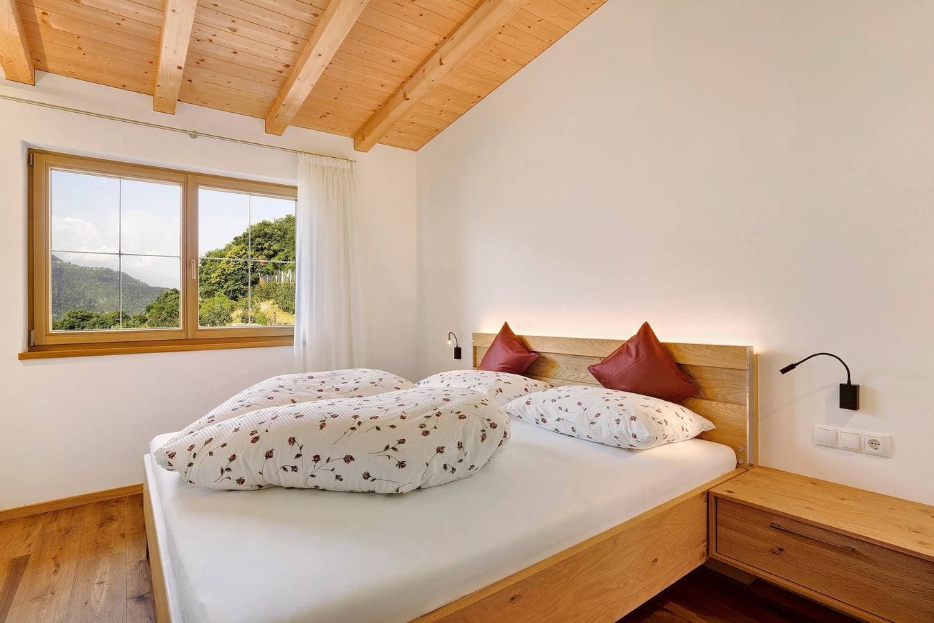 Foto 7 von 17: Ferienwohnung "Weinberg" mit Bergblick, WLAN, Terrasse, Balkon & Garten