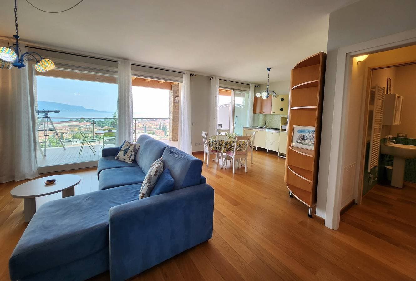 Foto 2 von 33: Ferienwohnung 'Alba Seeblick Pool' mit Seeblick, Gemeinschaftspool und Klimaanlage