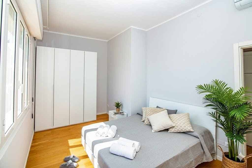 Foto 12 von 21: Ferienwohnung mit Klimaanlage und Balkon mit Meerblick