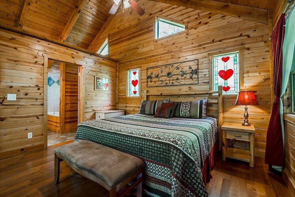 Foto 6 von 19: Romantischer Kurzurlaub Gemütliche Hütte | 1Br 1Ba | Whirlpool | Whirlpool | Haustierfreundlich