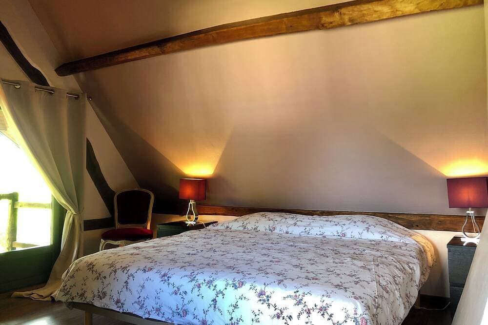 Foto 2 von 18: Renovated bread oven in pretty Normandy property