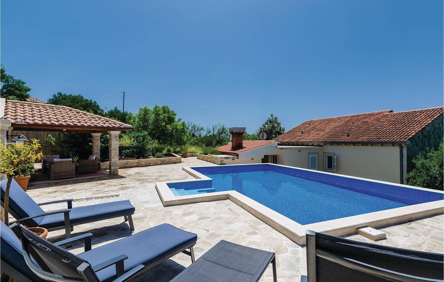 Foto 10 von 50: Apartment mit Meerblick, Pool, Terrasse und Parkplatz – 600 m vom Strand entfernt