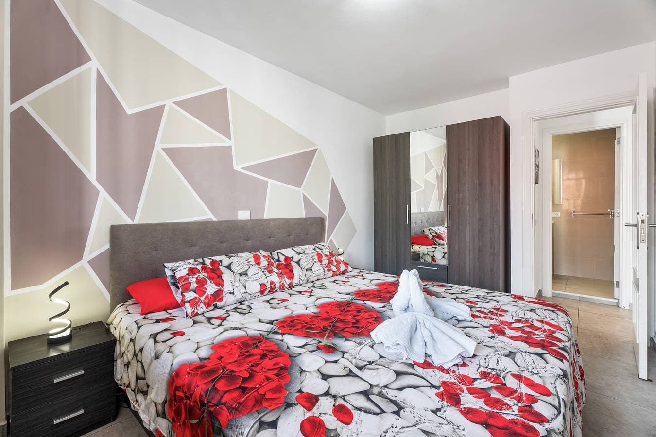 Foto 13 von 33: Ferienwohnung 'Chasna' mit Gemeinschaftspool, Gemeinschaftsgarten und WLAN