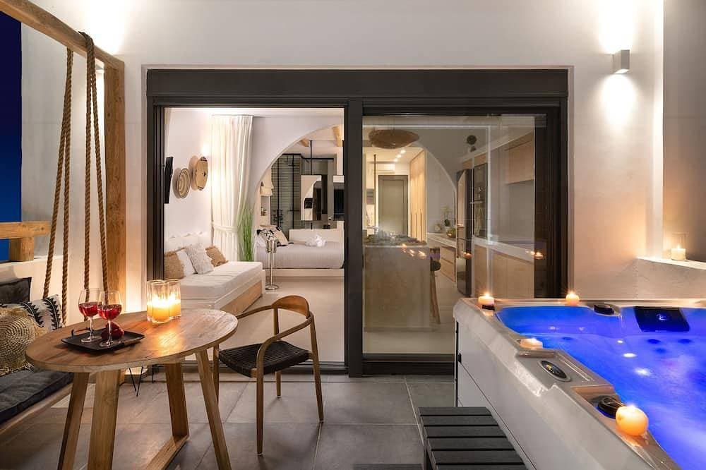 Foto 7 von 14: Pefkos Allure Luxus-Suiten mit Außen-Whirlpool