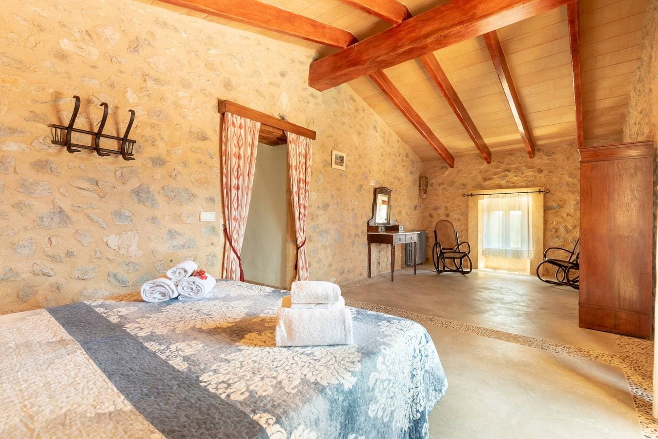 Foto 13 von 25: Ferienhaus "Ses Eres" im Nordosten von Mallorca mit Bergblick und Pool