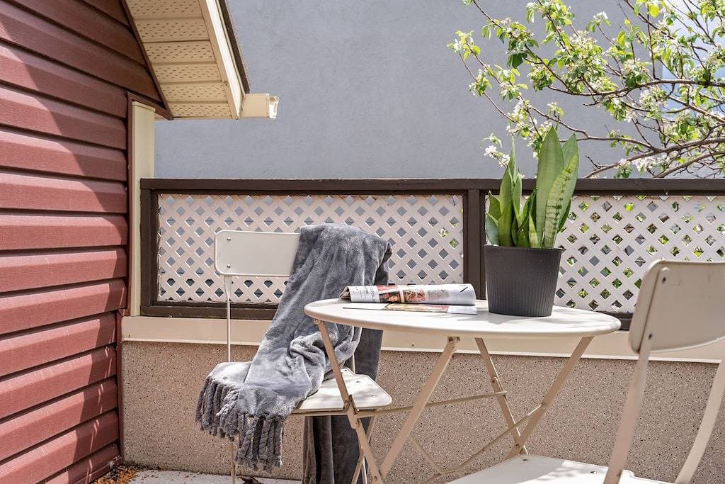 Scarlet Manor | Mid Century Zen Suite. 1 Br. Near Dt, C-train. 1