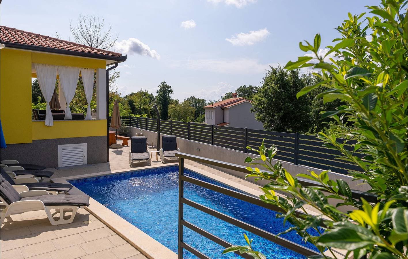 Foto 13 von 34: Gemütliche Unterkunft, 2 km von Raša entfernt – inklusive Pool, WLAN und Parkplatz!