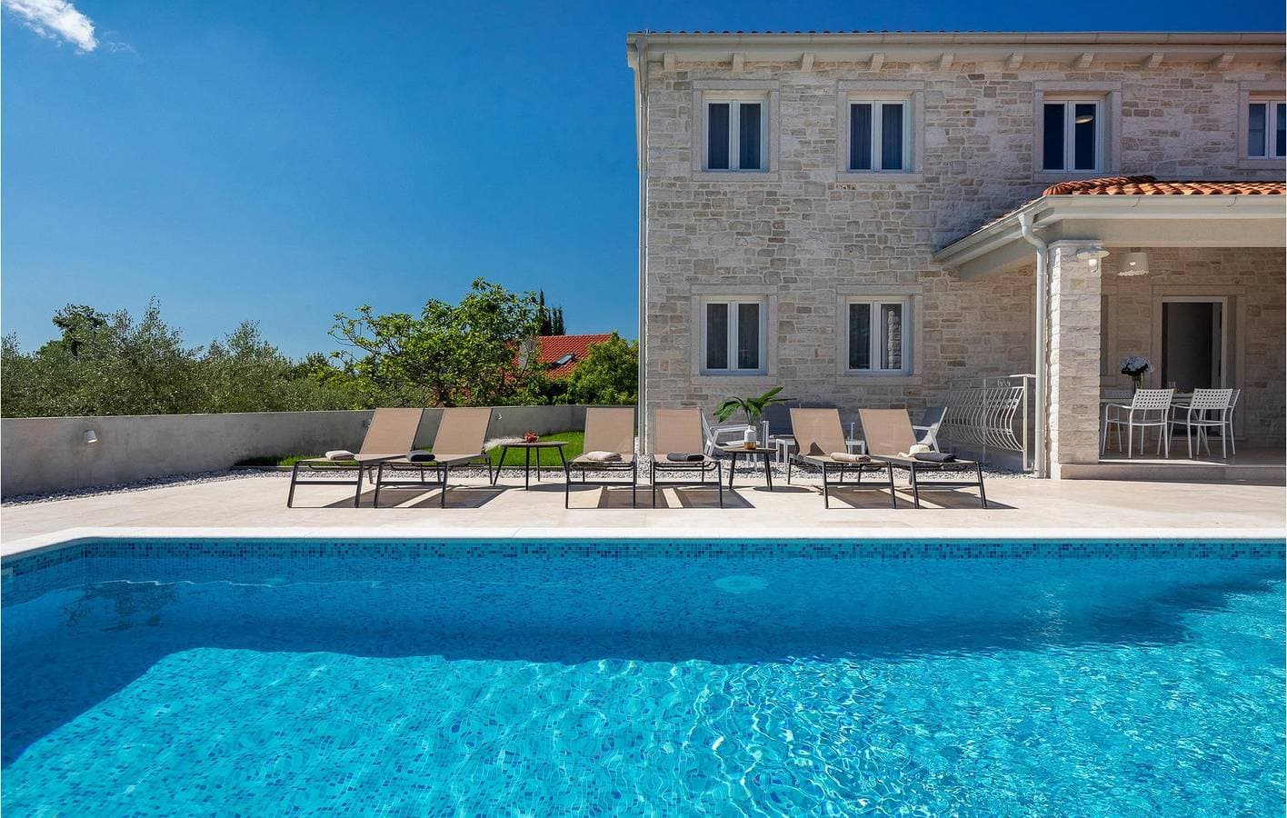 Foto 10 von 51: Gemütliche 2-Zimmer-Wohnung mit Pool, WLAN und Parkplatz in der Nähe des Restaurants Fiorini