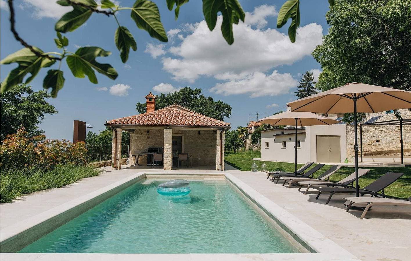 Foto 13 von 49: Charmante 140 m² große Wohnung mit Pool, Terrasse und WLAN in der Nähe von Baderna