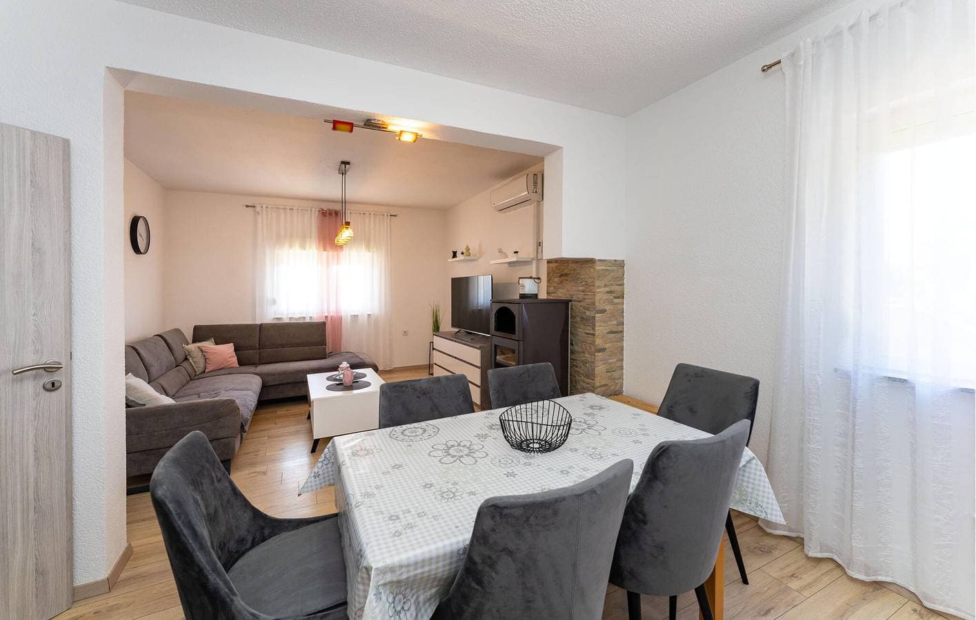 Foto 9 von 38: Gemütliche 70 m² große Ferienwohnung mit Meerblick, Terrasse, WLAN und Küche – 2 km bis zur Küste