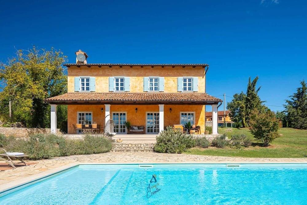 Charmante Villa mit 4 Schlafzimmern, Pool und Spielplatz 1