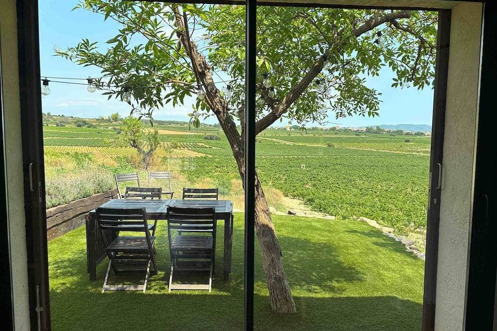 Foto 12 von 14: Rural Cabernet. Romantic loft overlooking the vineyards.