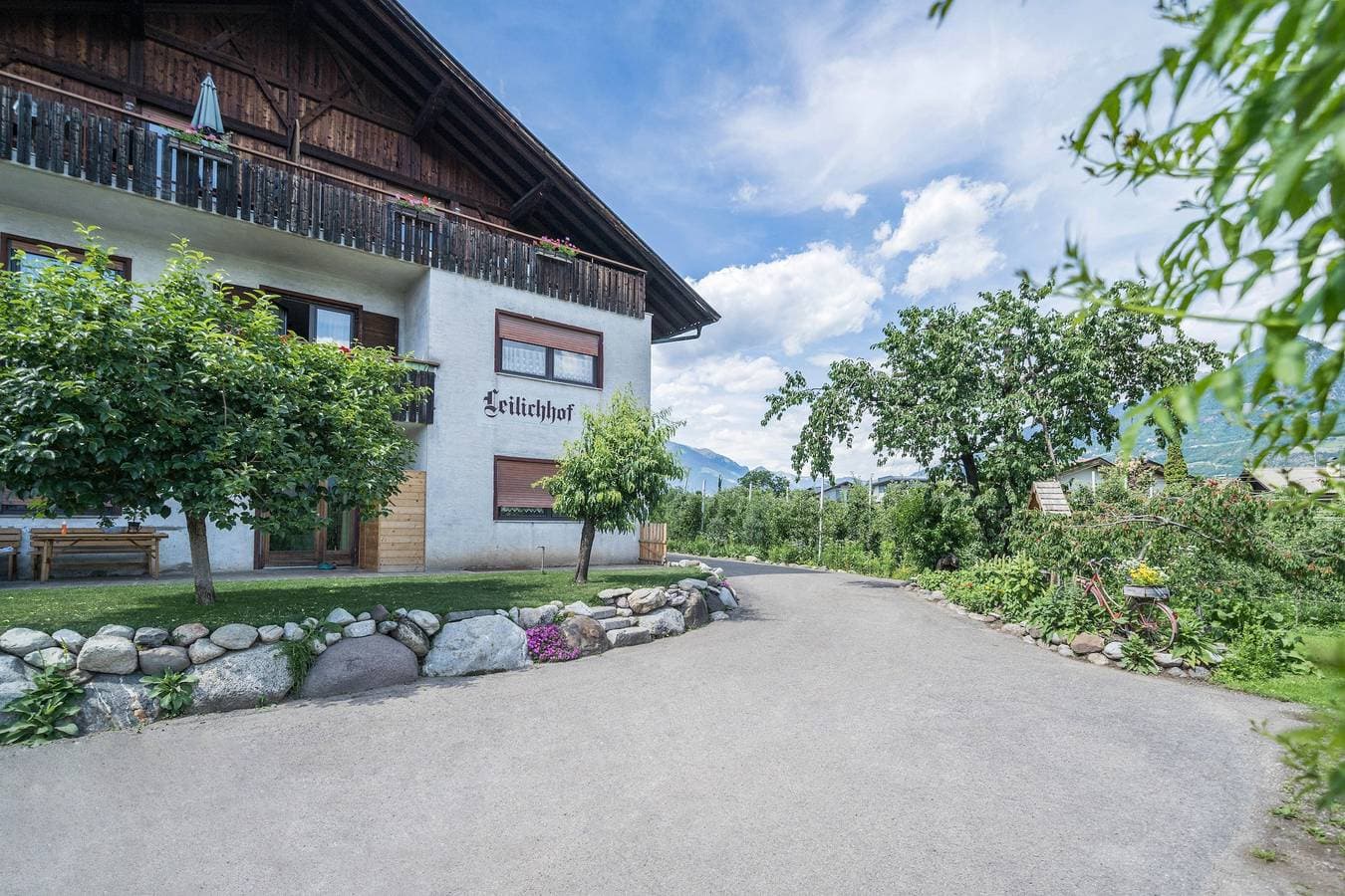 Foto 7 von 12: Ferienwohnung "Tschigat Leilichhof" mit Bergblick, WLAN, Balkon & Garten