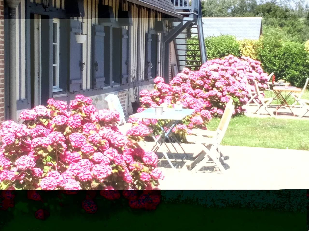 Foto 8 von 16: Gästezimmer „Les Arums“ mit gemeinsamer Terrasse, Garten und WLAN