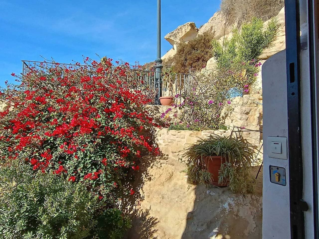 Foto 2 von 37: Komfortables Haus mit Meerblick in Alicante + Garten