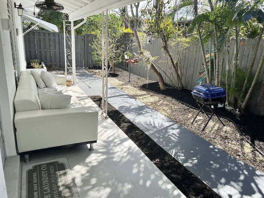 Foto 8 von 24: 2 Bedroom Lovely, Bright & Comfy Walk to Beach - Private, Yard, Parking