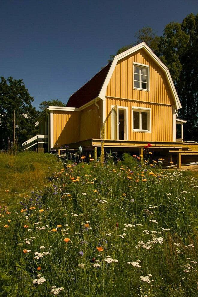 Klassisches schwedisches Holzhaus in der Nähe von Meer und Wald 1