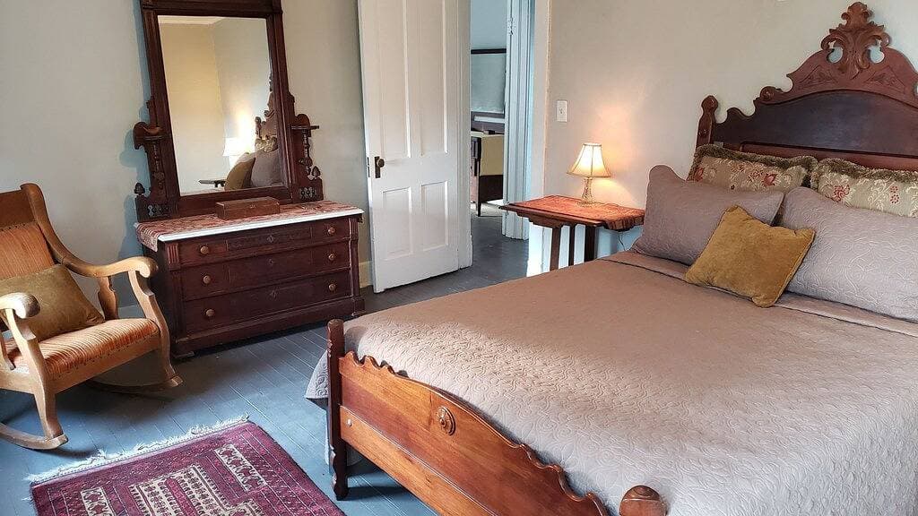Foto 7 von 25: Spacious Victorian perfect for large groups.  Walk to Main Street!