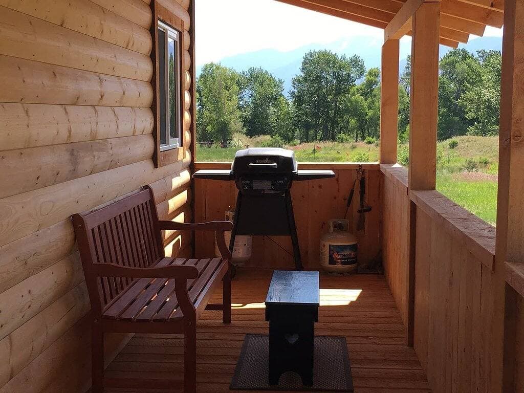 River Rest Luxury Cabin - The Beaverhead. Beautiful River and Mountain Views!!! 1