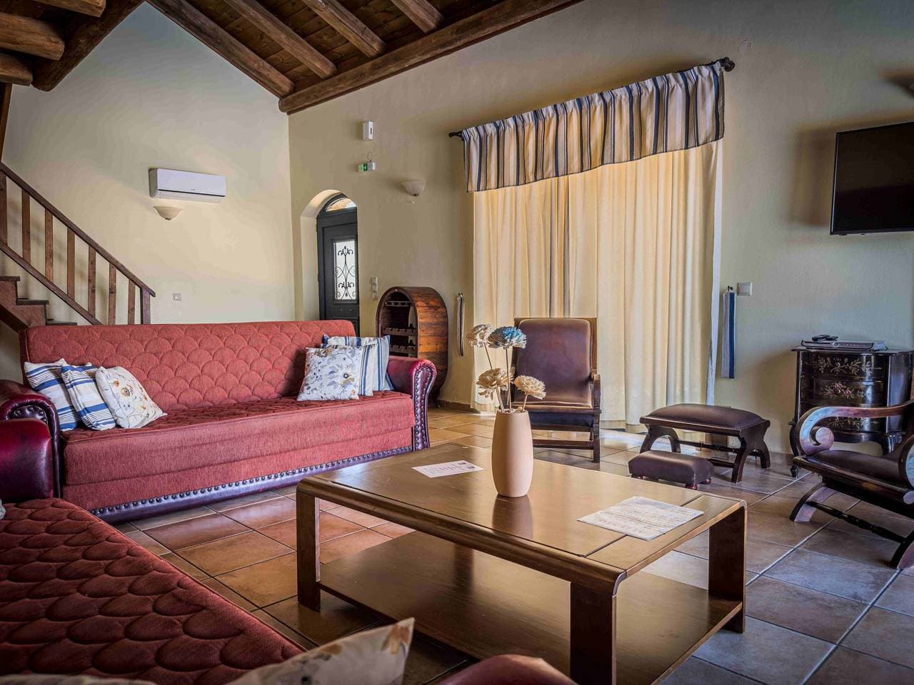 Foto 3 von 16: Niriides Villas_Aktea_ 3-Schlafzimmer privater Pool