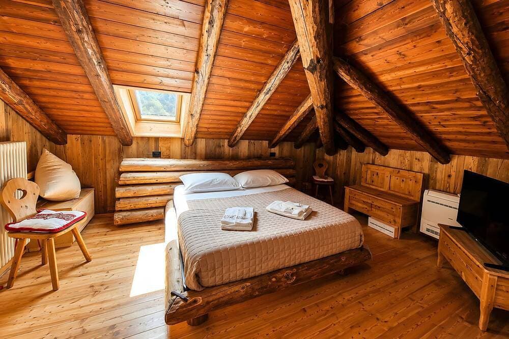 Foto 2 von 25: Zimmer „Camera Rododendro“ mit Bergblick, WLAN und Klimaanlage
