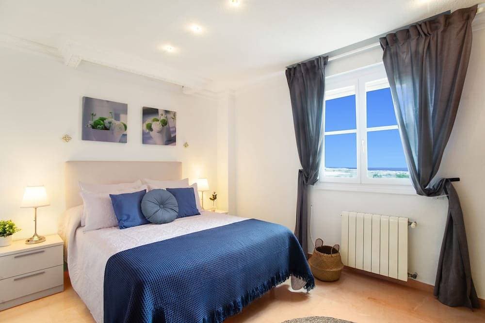 Foto 6 von 30: 6 Bedroom Luxury Villa ,6 seater Jacuzzi & heated pool . 18 guests max