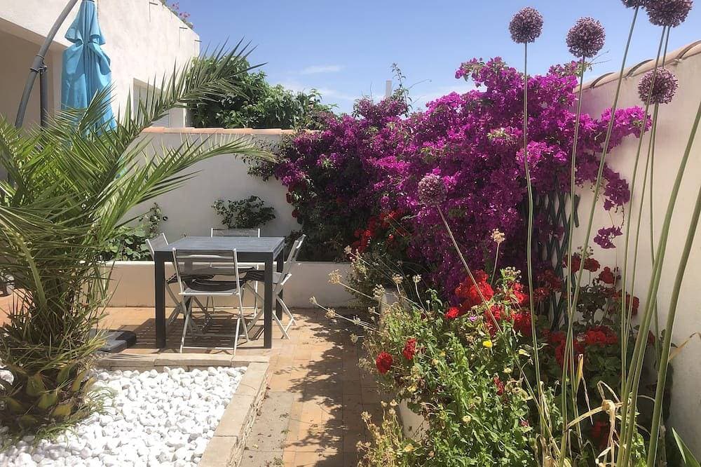 Comfortable apartment with courtyard close to the center and beach. 1