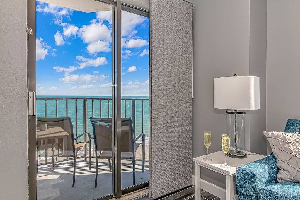 Foto 6 von 45: Angle Oceanfront Studio ~ Palace 603